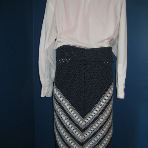 Blue , Gray &  White Hand Knit Shawl / Coverlette / Triangle Wrap - Picture 5 of 6